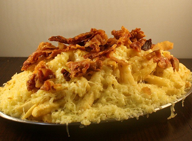 Porção de batata frita com queijo e bacon da Maí Lanches