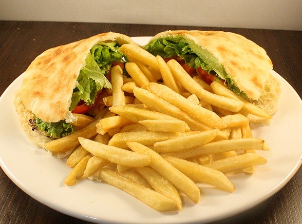 Beirute da Maí Lanches servido com batata frita