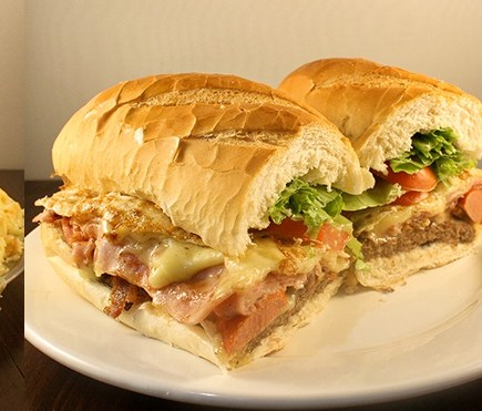 Lanche no pão francês cortado ao meio, da Maí Lanches